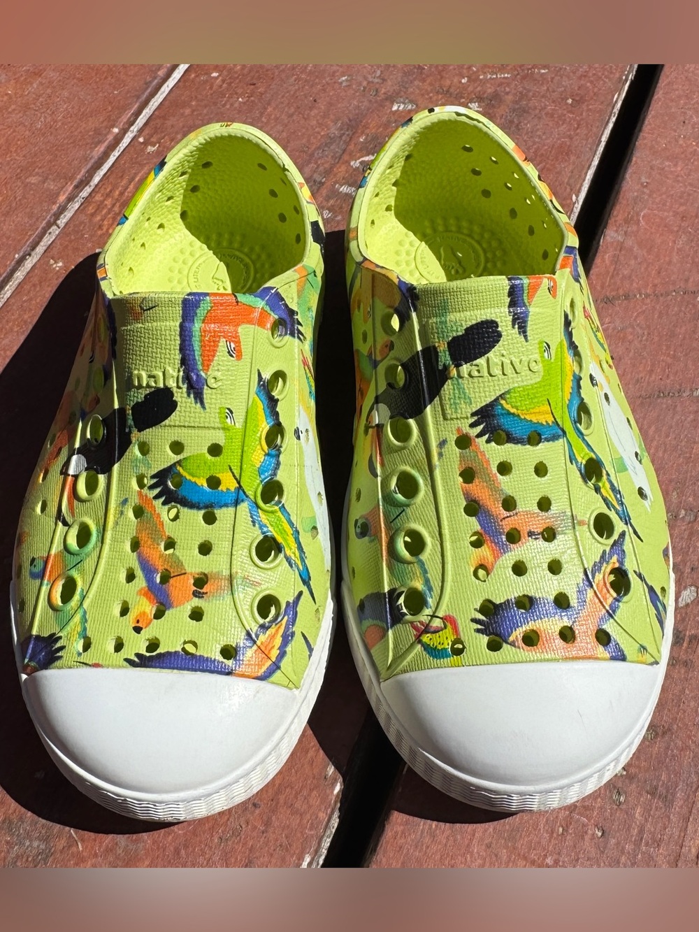 Native Jefferson Sugarlite Print Celery Green toddler size 7 tropical birds